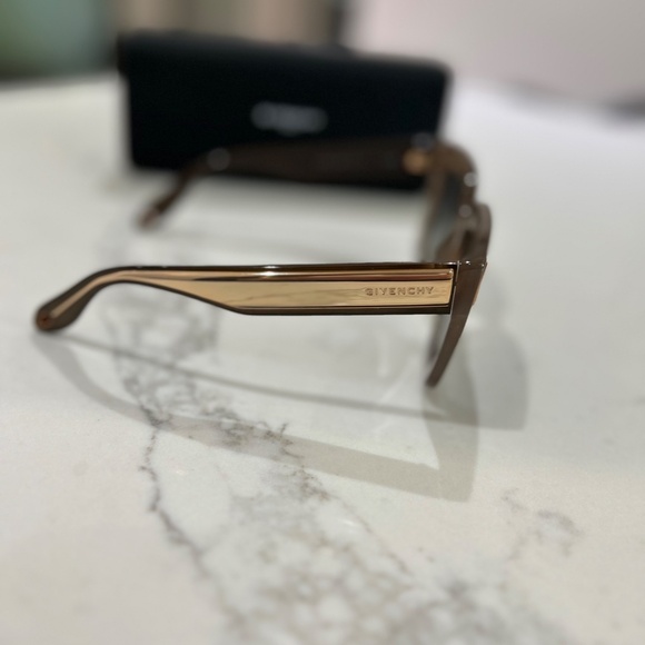 Authentic Givenchy GV Day Woman Sunglasses - Picture 2 of 6